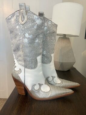 Para Raio white and silver leather pointed-toe Brazilian cowgirl boots